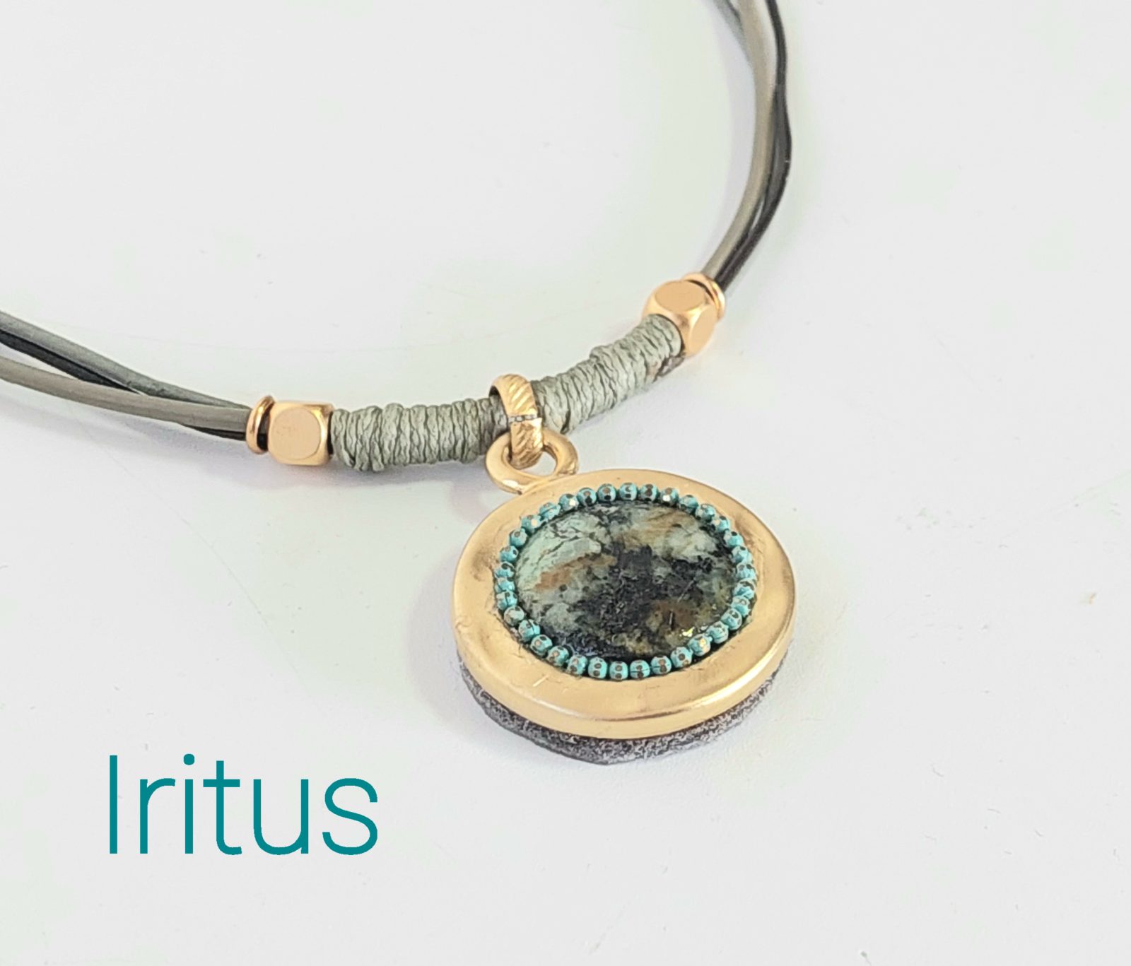 שרשרת תליון זהב ואבן טורקיז אפריקאי.